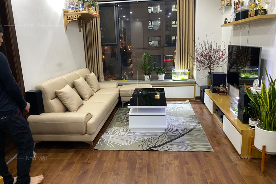 Trang hoàng phòng khách với combo ghế sofa, bàn trà nhà chị Phương An Bình City - Phạm Văn Đồng