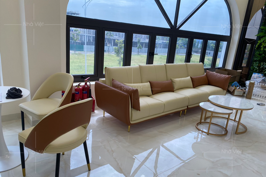 Ghế sofa văng bọc da cao cấp phối màu ấn tượng tại công ty Sông Hồng - Hưng Yên